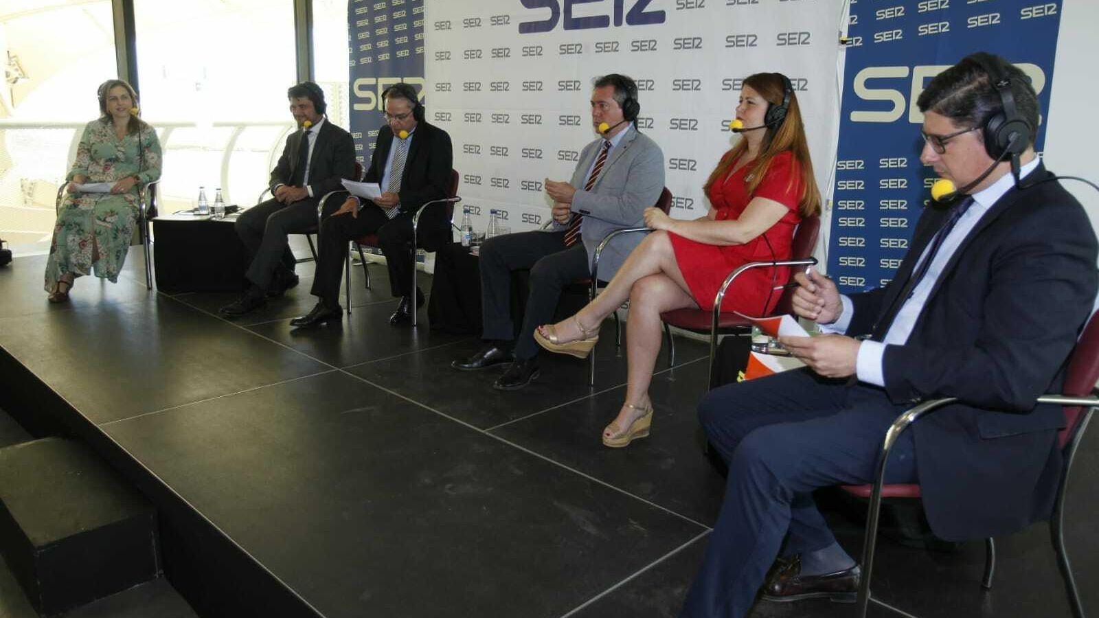 Los cinco candidatos, durante el debate moderado por Salomón Hachuel.