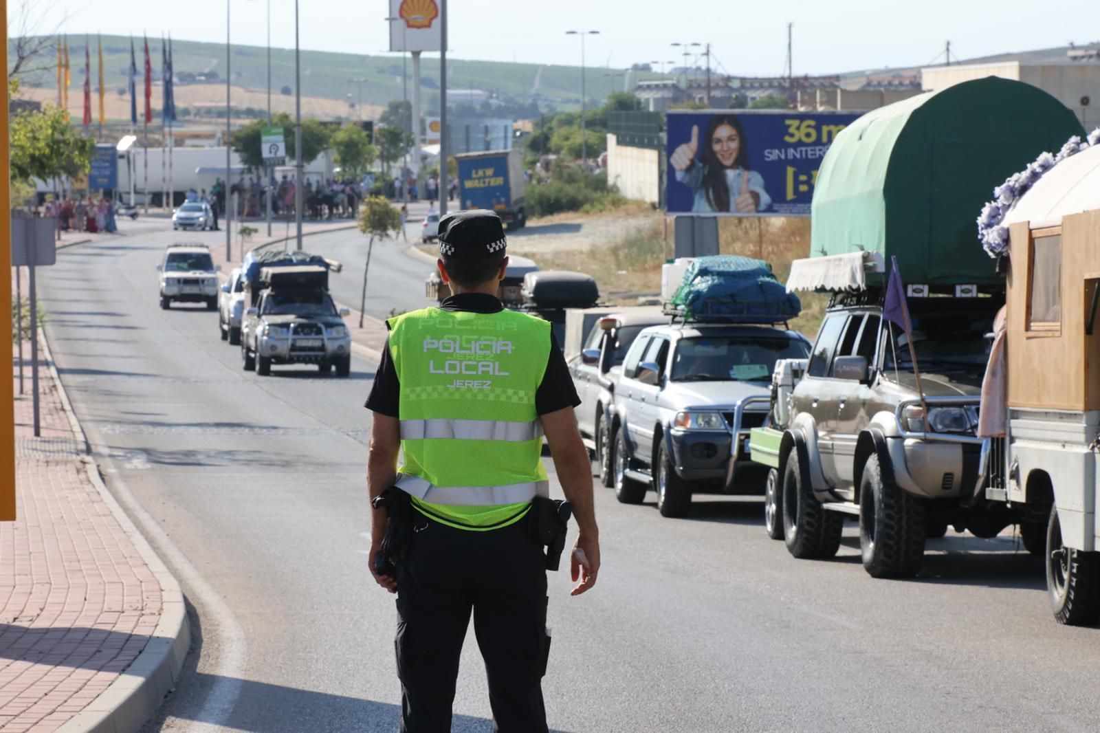 La Hermandad del Rocío de Jerez, entrando en la ciudad en su regreso
