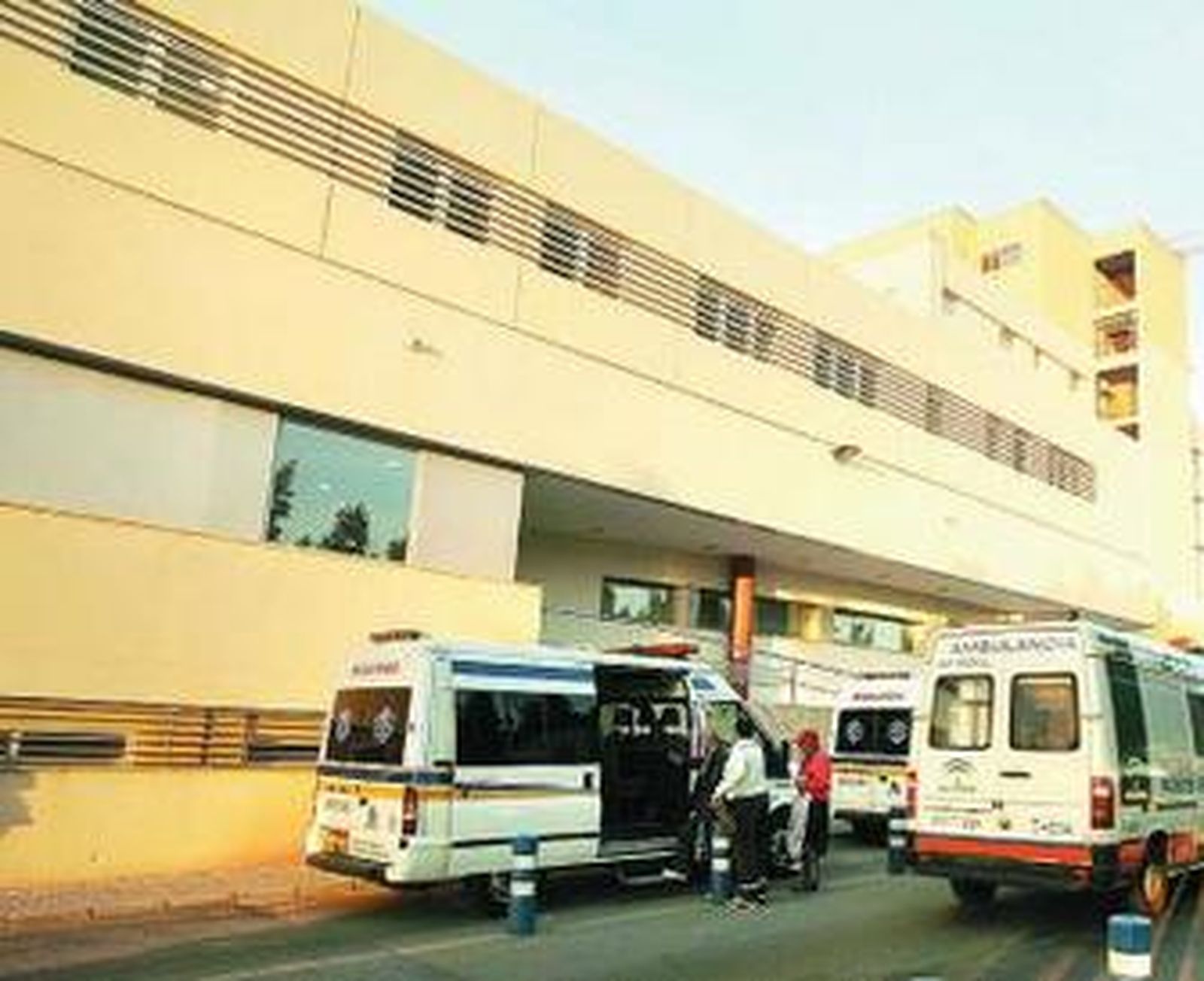 Vista de la fachada sureste del Hospital Torrecárdenas.