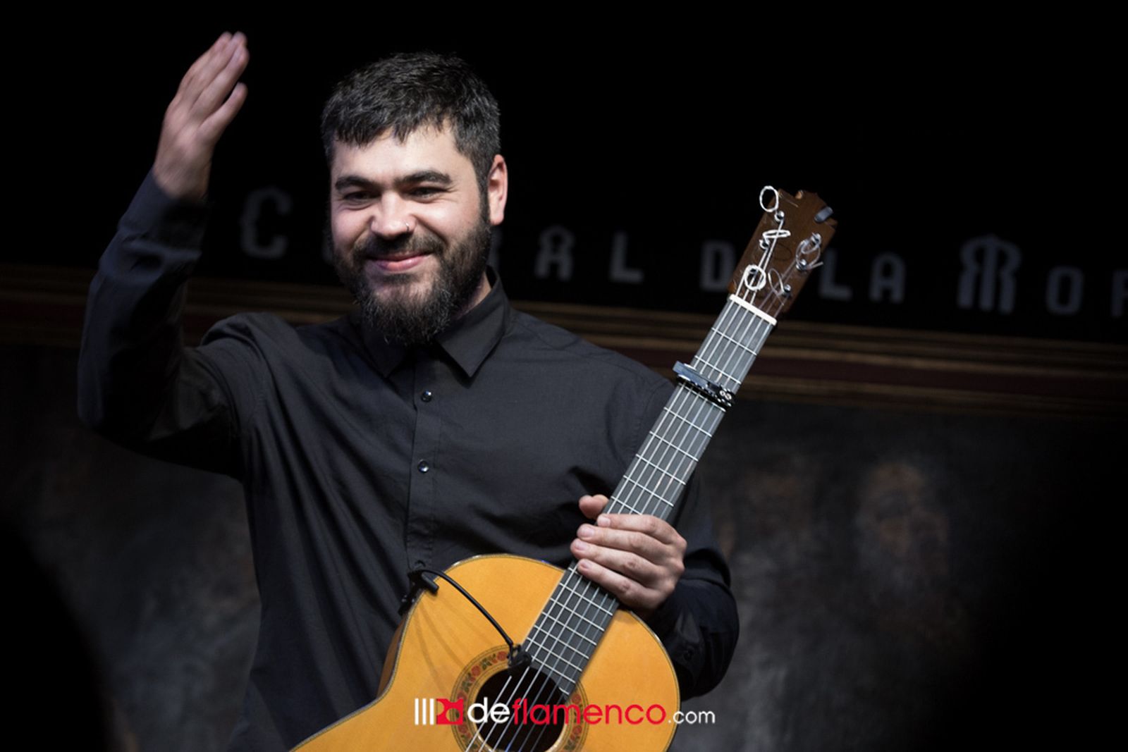 El guitarrista sevillano Joselito Acedo saluda al público en una actuación.