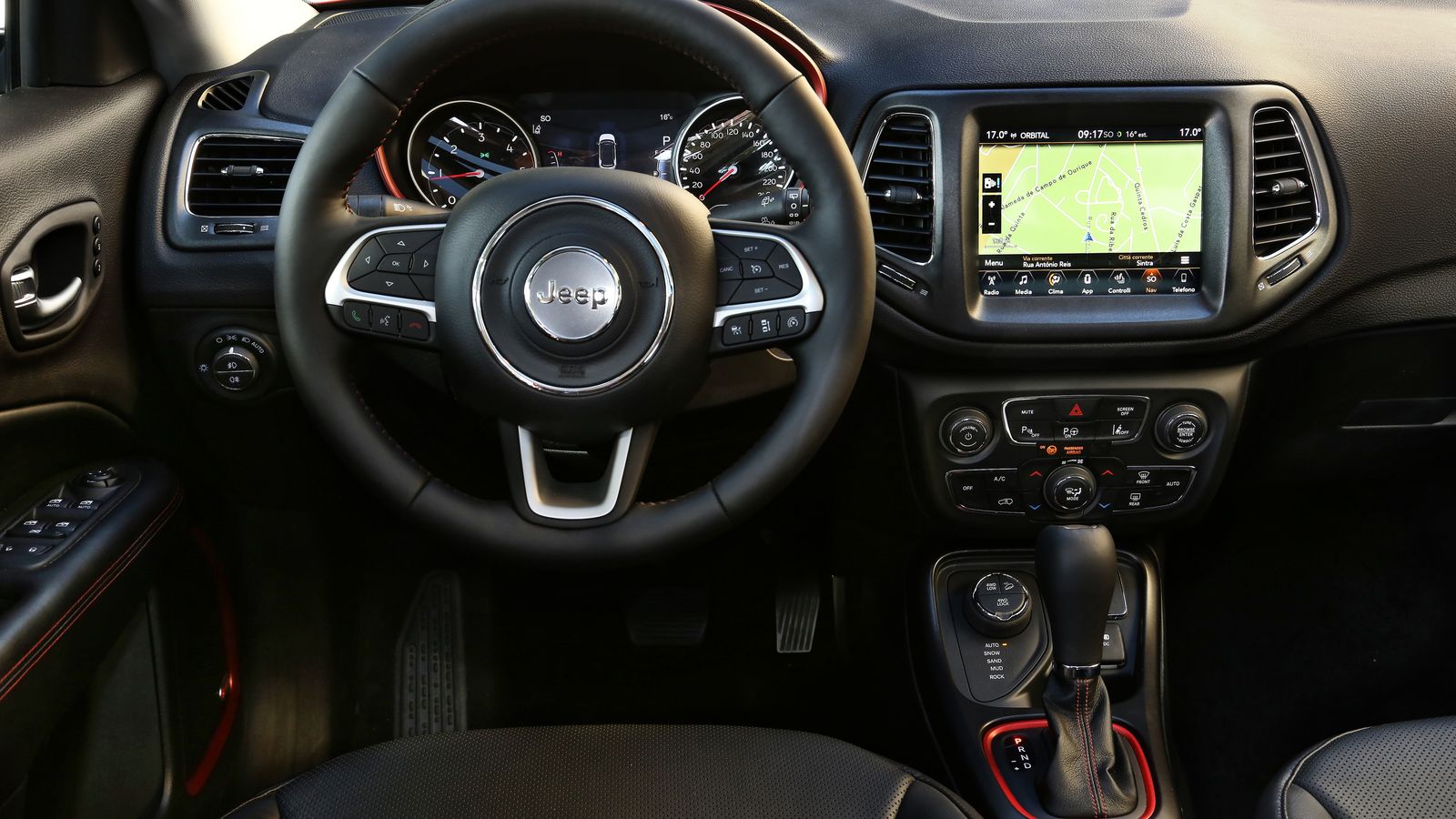 El interior se caracteriza por sus buenos acabados y amplio habitáculo.