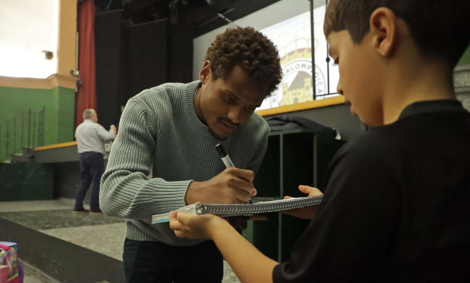 Las fotos de la visita de los jugadores de la Balona al colegio Salesianos de La Línea