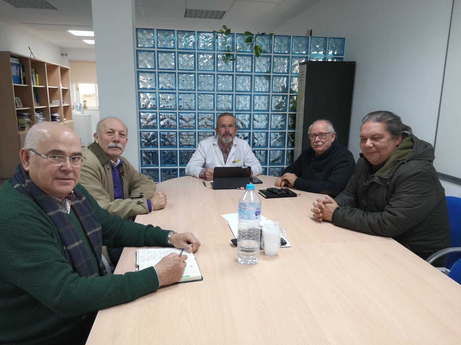 Los representantes vecinales en la reunión con el gerente del área, Julio Egido.