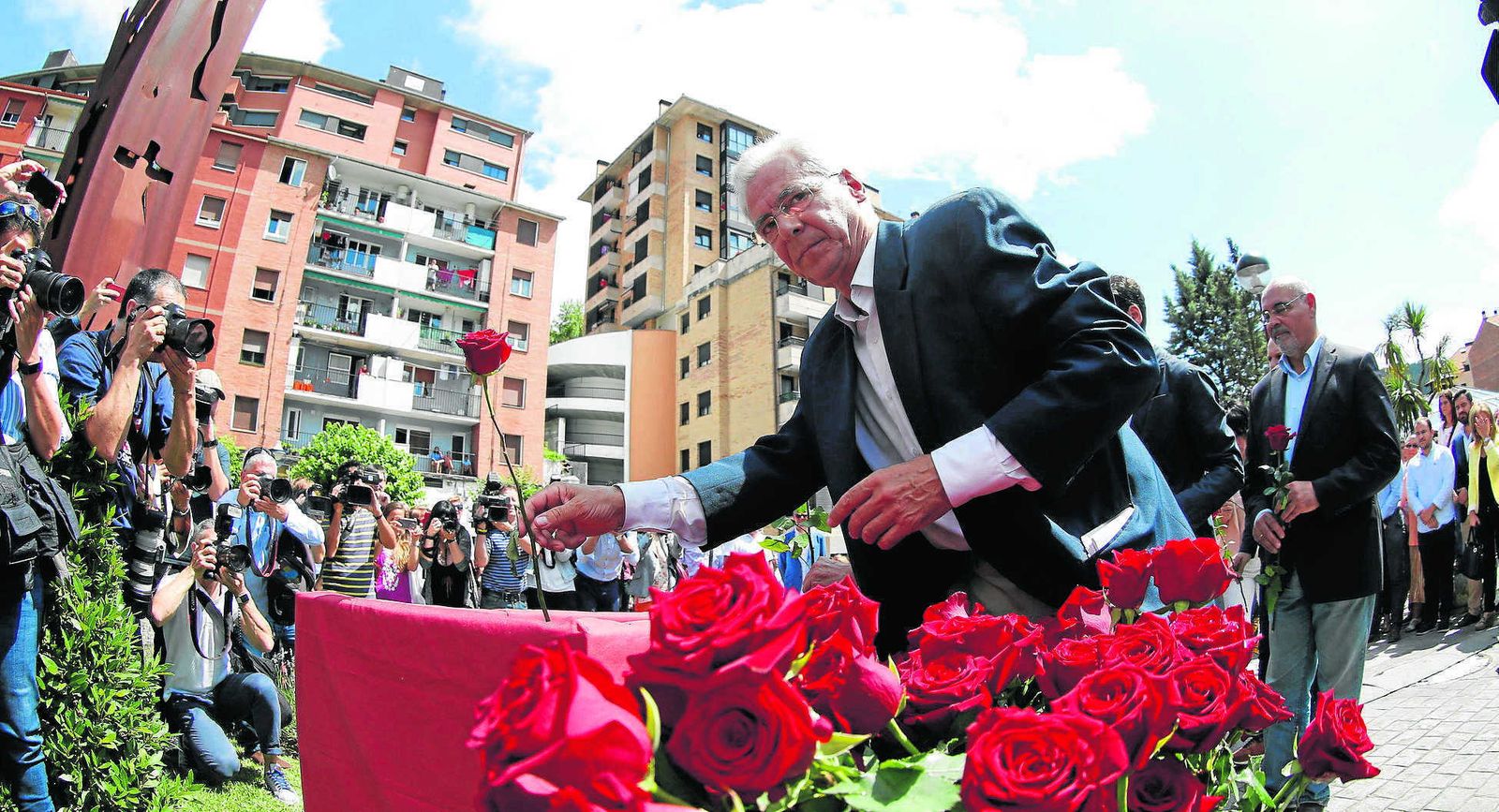 Carlos Totorika, que sigue siendo alcalde de Ermua, deposita una rosa en el homenaje a Miguel Ángel Blanco de ayer en la localidad vizcaína.