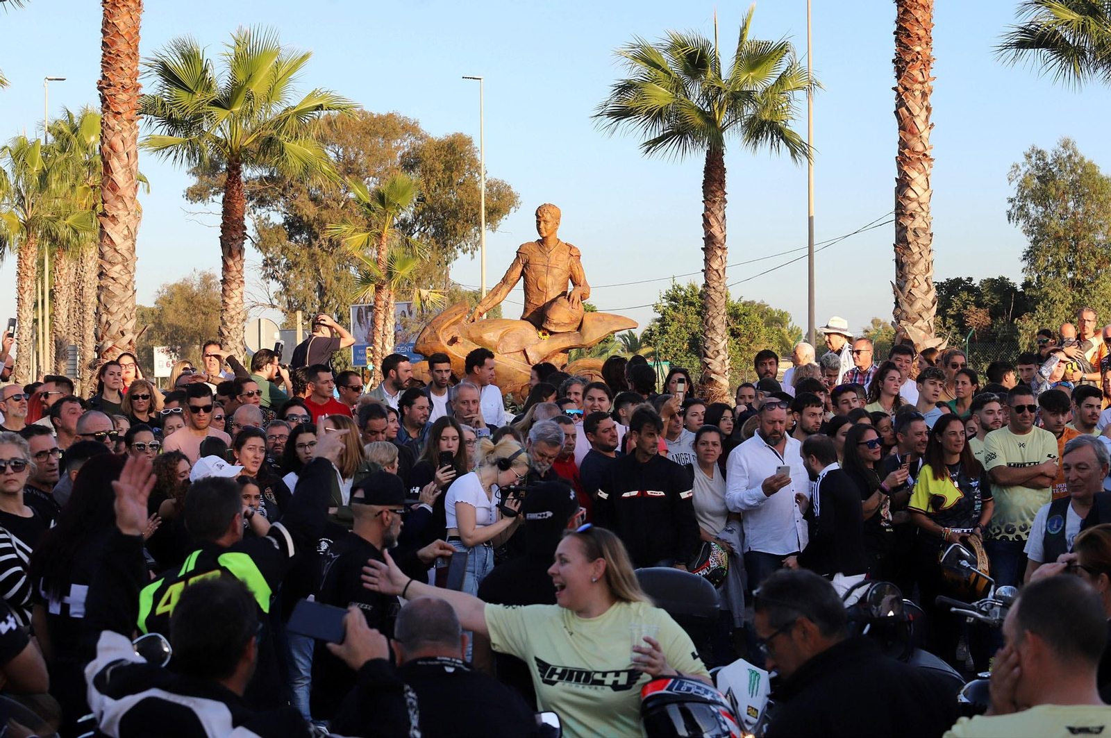 Imágenes del monumento a Súper Hugo en la rotonda frente al Nuevo Colombino
