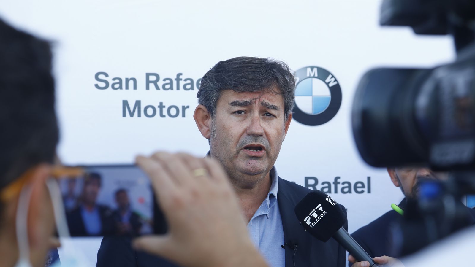 Javier González Calvo atiende a la prensa a la salida del concesionario San Rafael Motor.