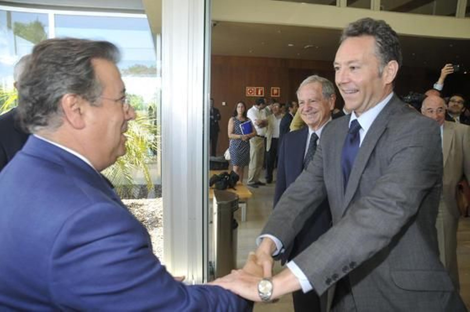 Juan Ignacio Zoido saluda a José Joly. Detrás, José Gandía.

Foto: J.C.Vázquez/V.Hidalgo/M.Gómez