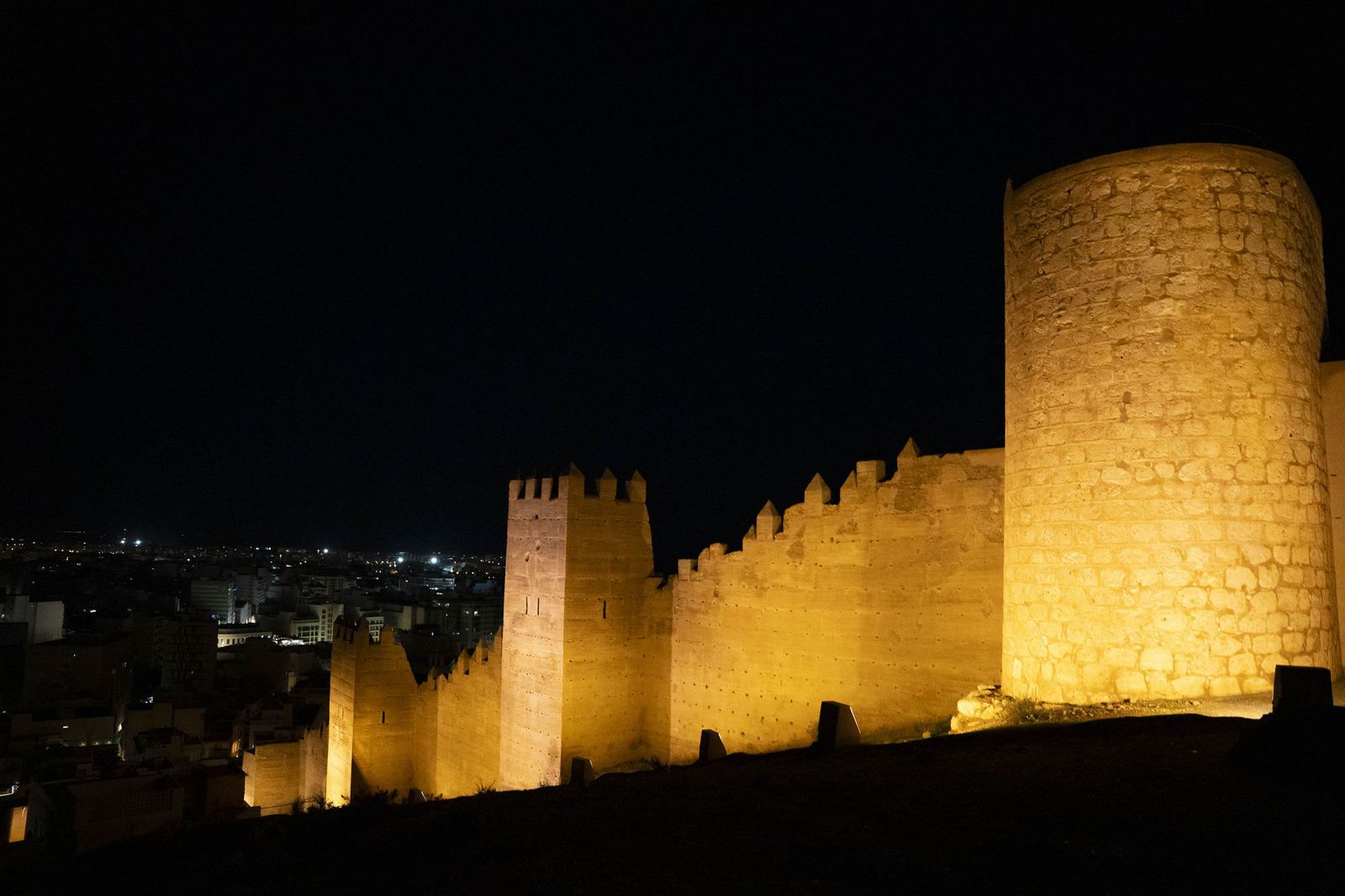 Las murallas del Cerro de San Cristóbal se encienden para iluminar Almería, en imágenes