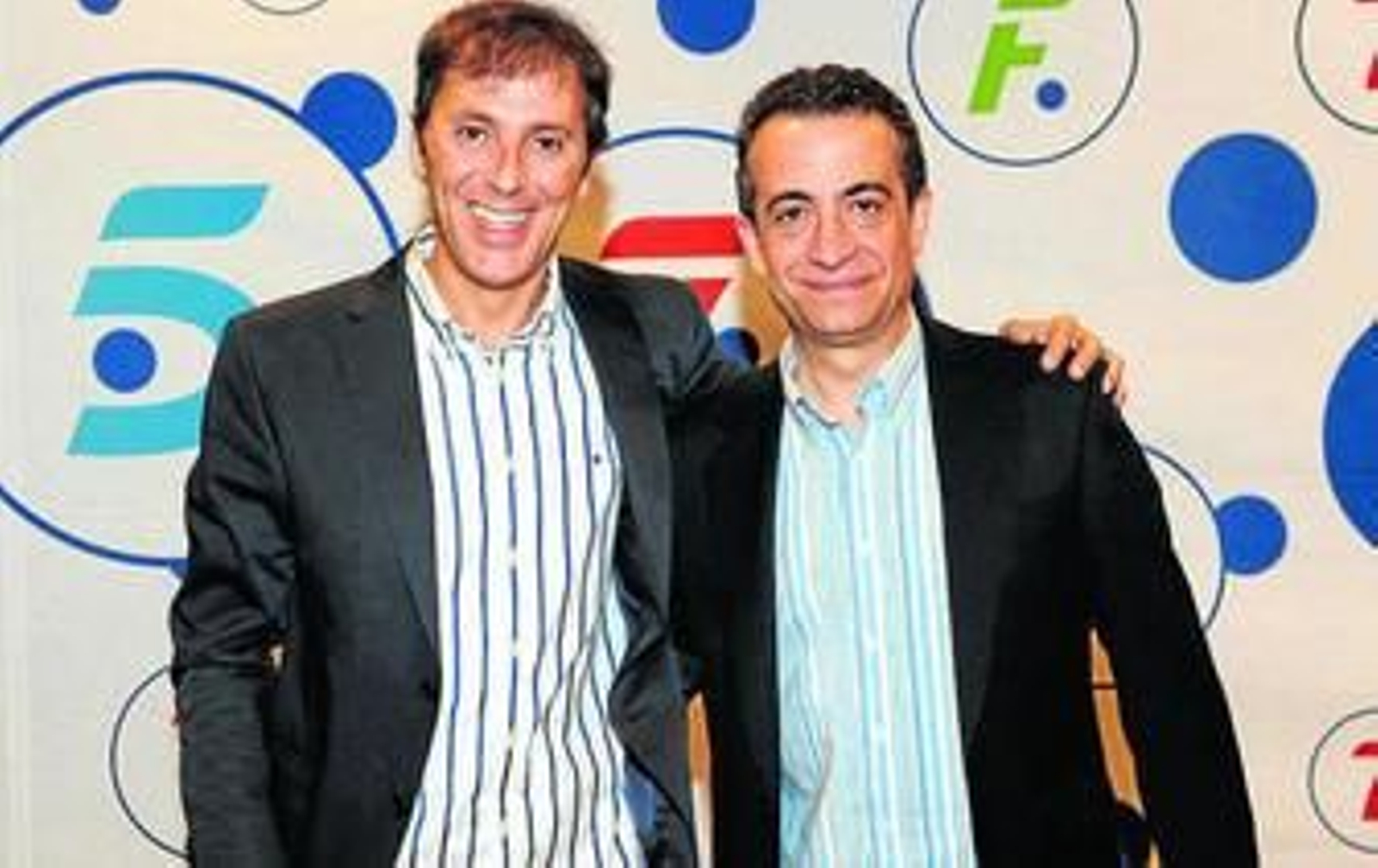 Paco González, el día de su fichaje por Telecinco, con J. J. Santos.
