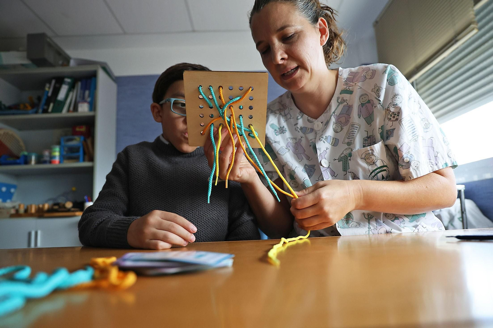 Cristina Santana y Leo Guerrero realizan ejercicios de destreza y habilidad en las sesiones de terapia ocupacional en el hospital Infanta Elena.