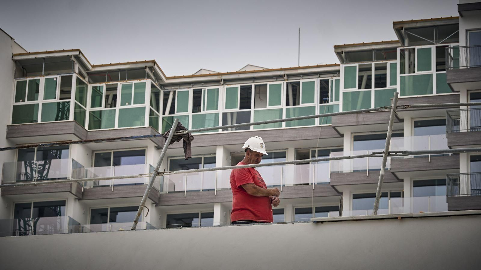 Se han instalado unas ventanas que parecen provisionales Así está quedando el nuevo Hotel del Grupo Q en el Tiempo Libre de Cádiz