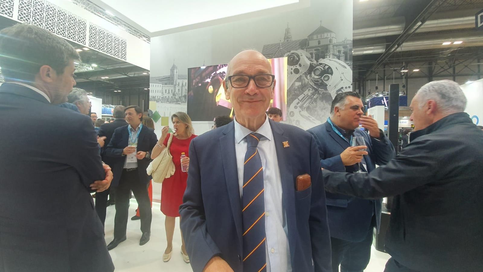 El doctor arquitecto Luis García de Viguera, en el estand de Córdoba en Feindef. El doctor arquitecto Luis García de Viguera, en el estand de Córdoba en Feindef.