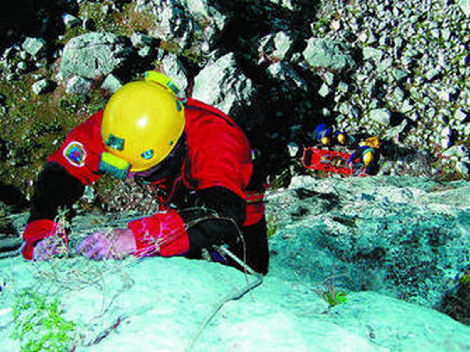 Expertos en salvamento en montaña del Consorcio de Bomberos de la Provincia de Cádiz, durante un ejercicio práctico.