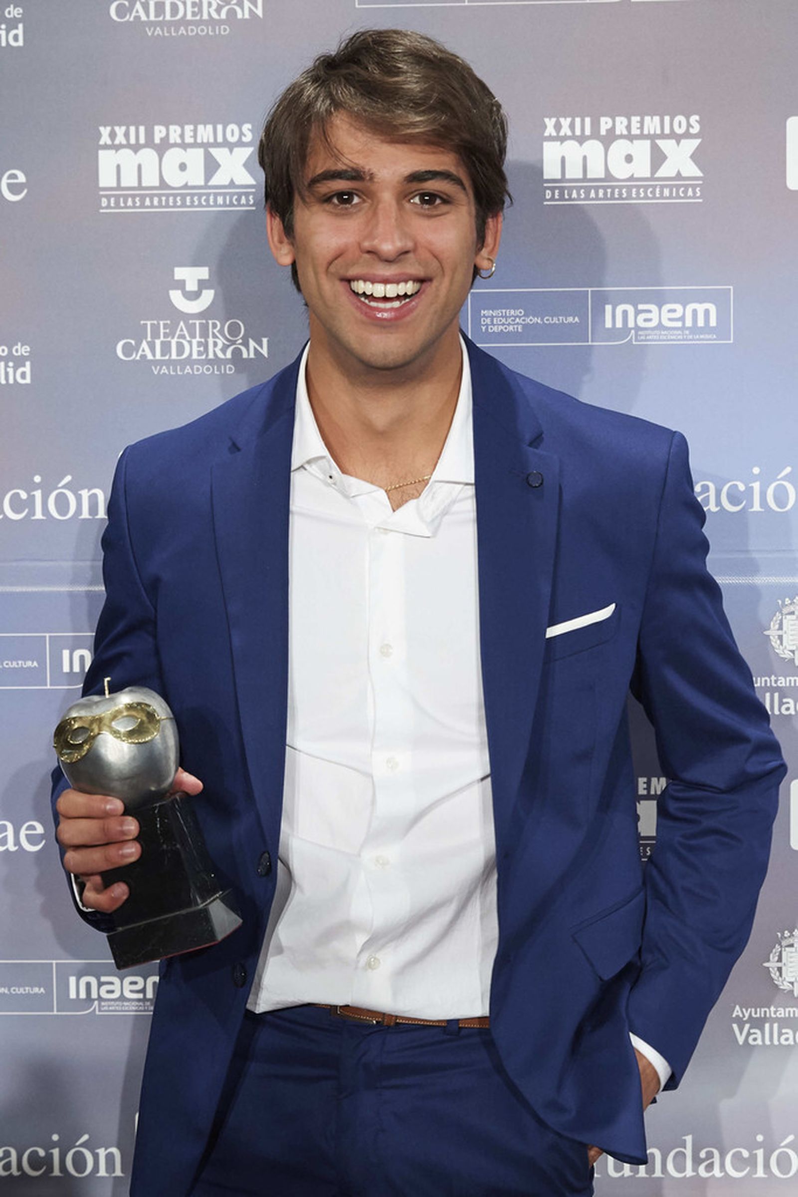 Albert Salazar, con su premio MAX de teatro.
