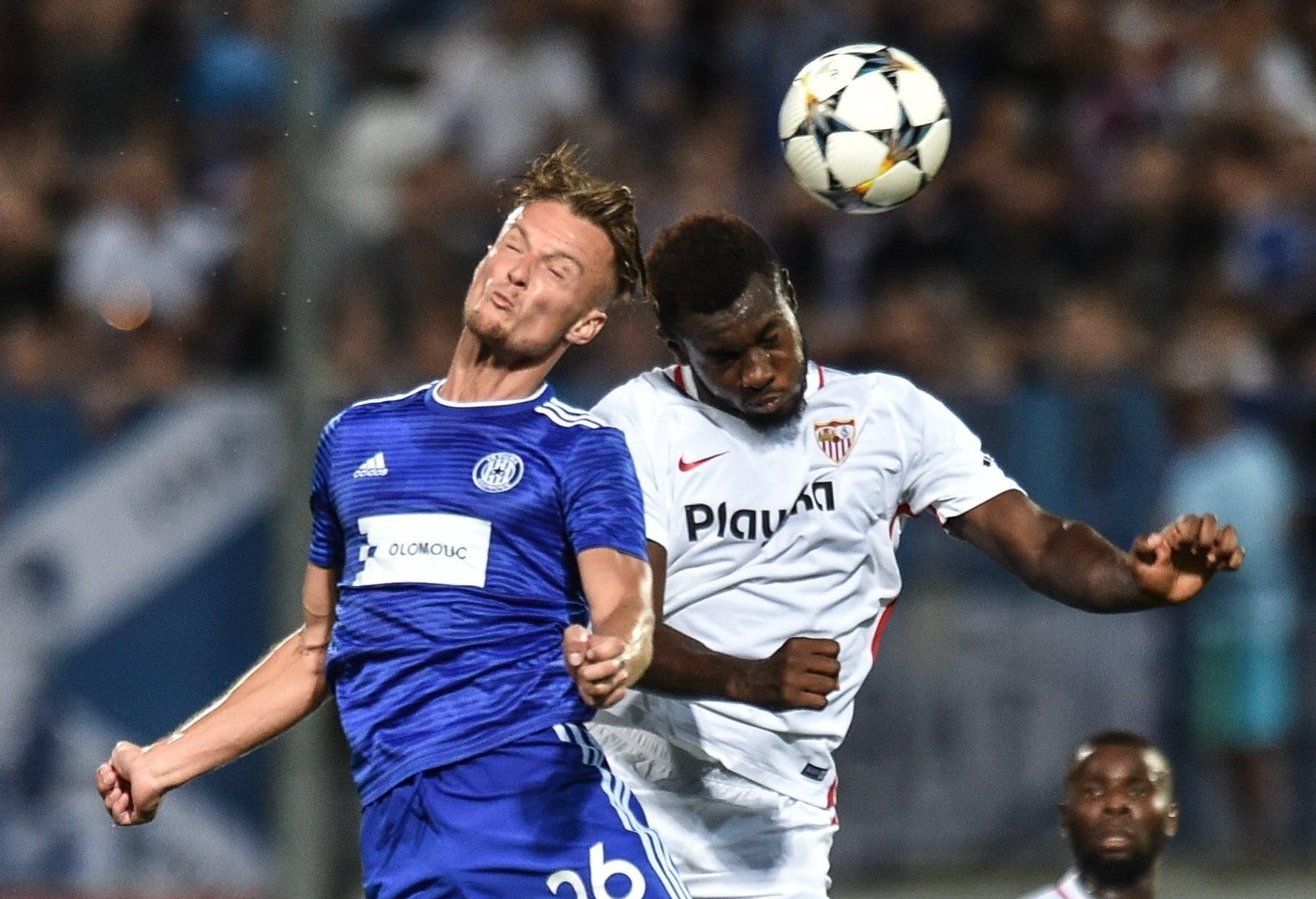 Gnagnon salta con un rival en un partido del Sevilla en la Liga Europa.