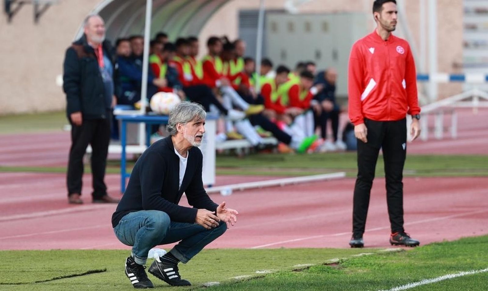 Pablo Alfaro sigue el partido desde la zona técnica.