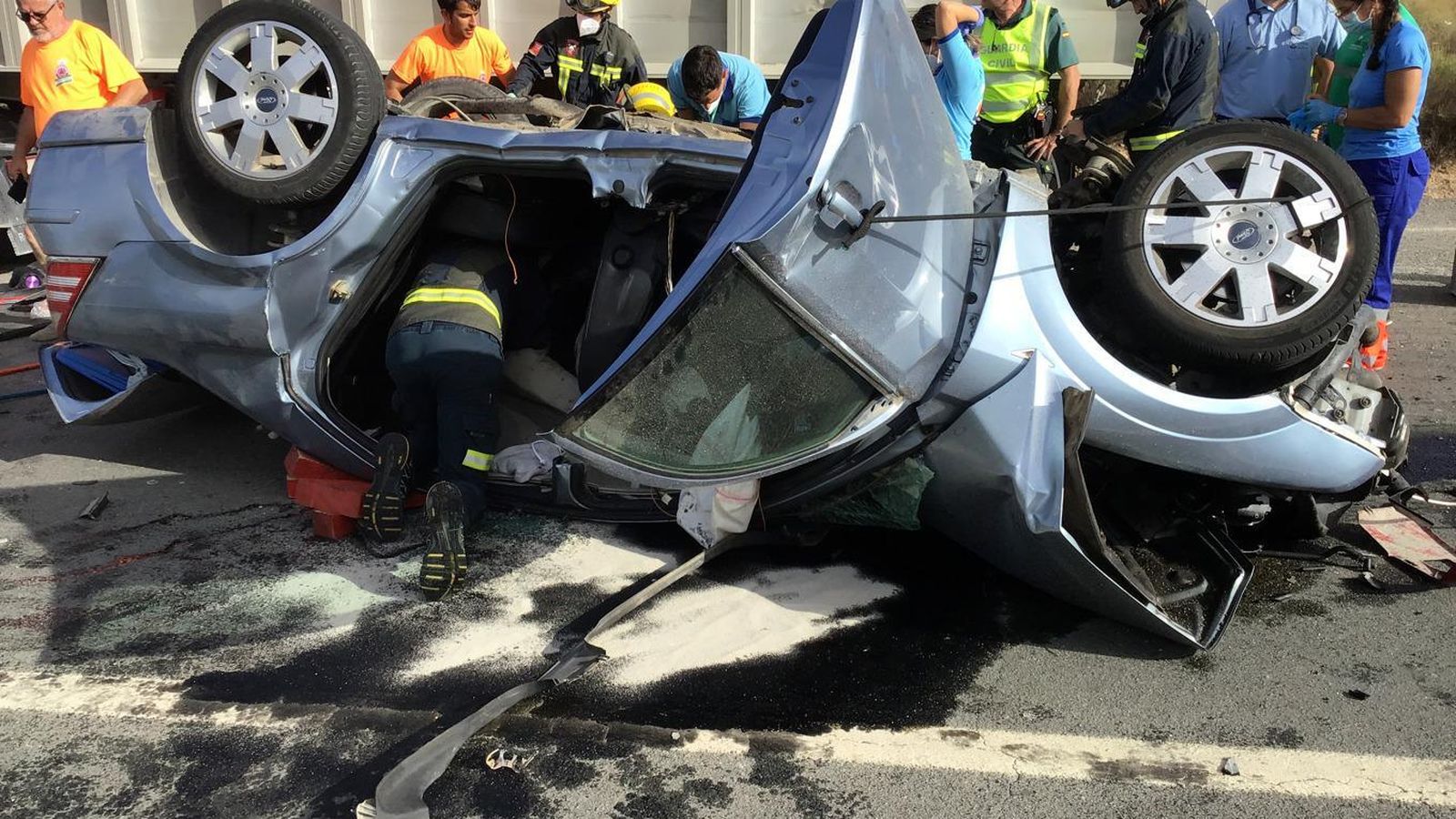 Un muerto y varios heridos en la colisión de un camión y un turismo en Níjar