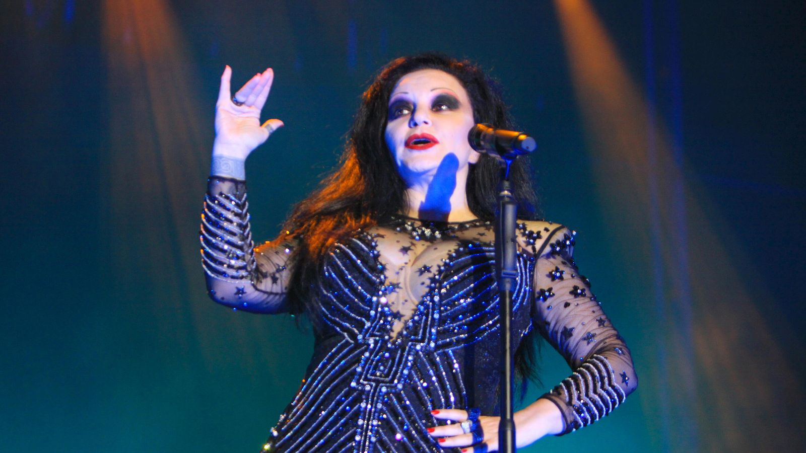 Alaska en plena actuación.