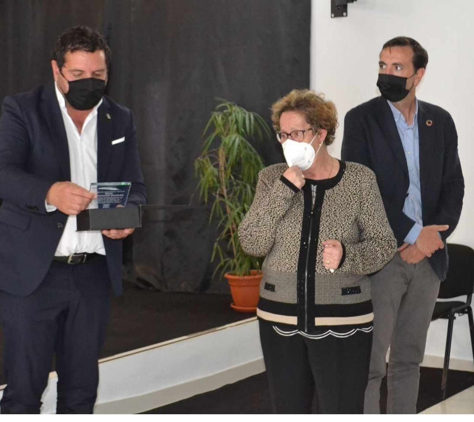 La entrega de una metopa a la viuda de Araújo Balongo, Pepi Peralta.