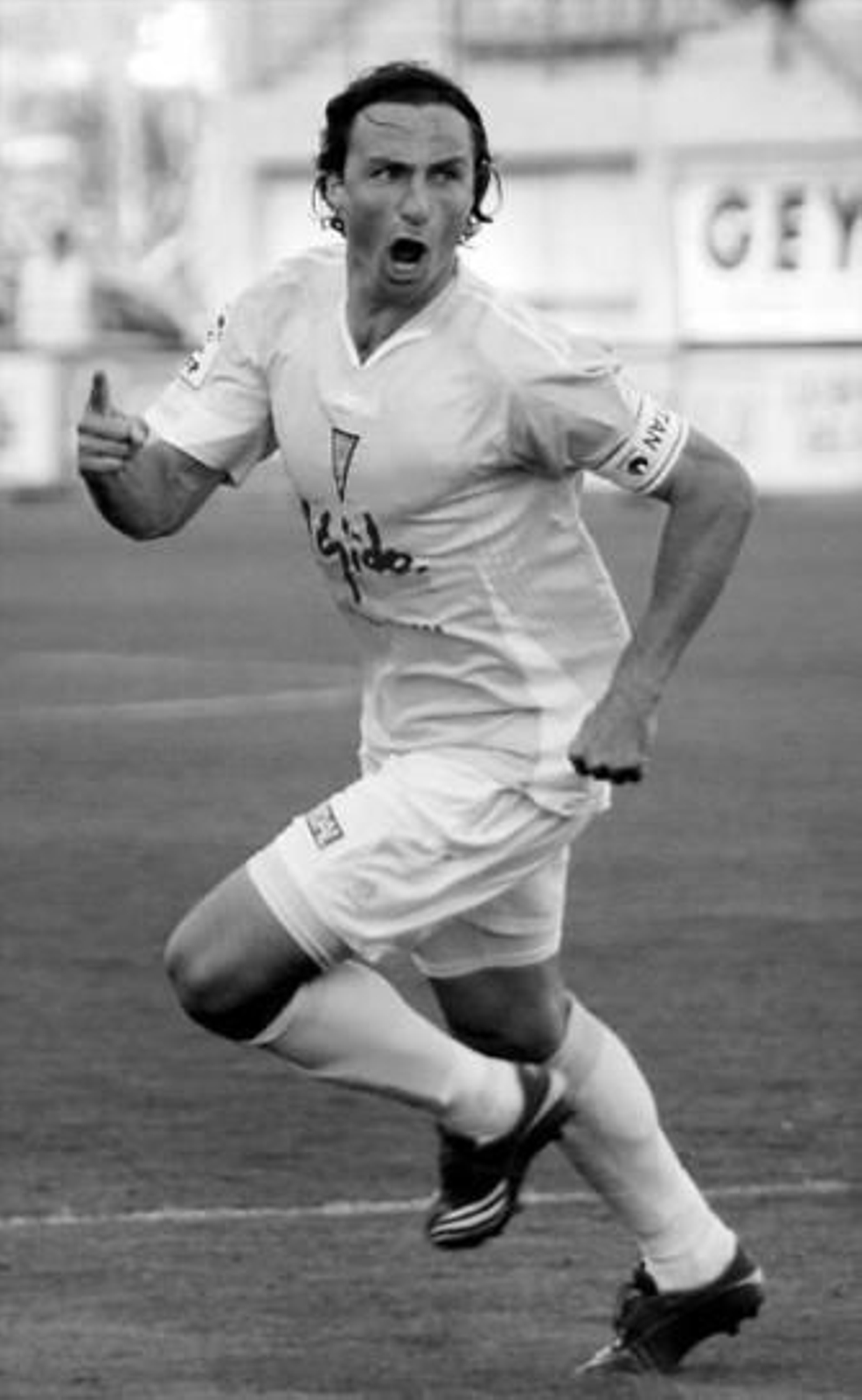 Mariano Toedtli celebra un gol con la camiseta del Poli Ejido.
