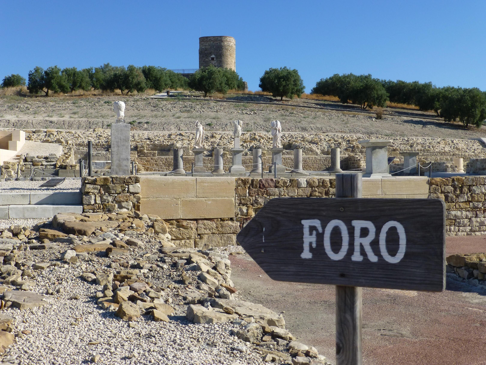 Por el parque arqueológico de Torreparedones, en Baena