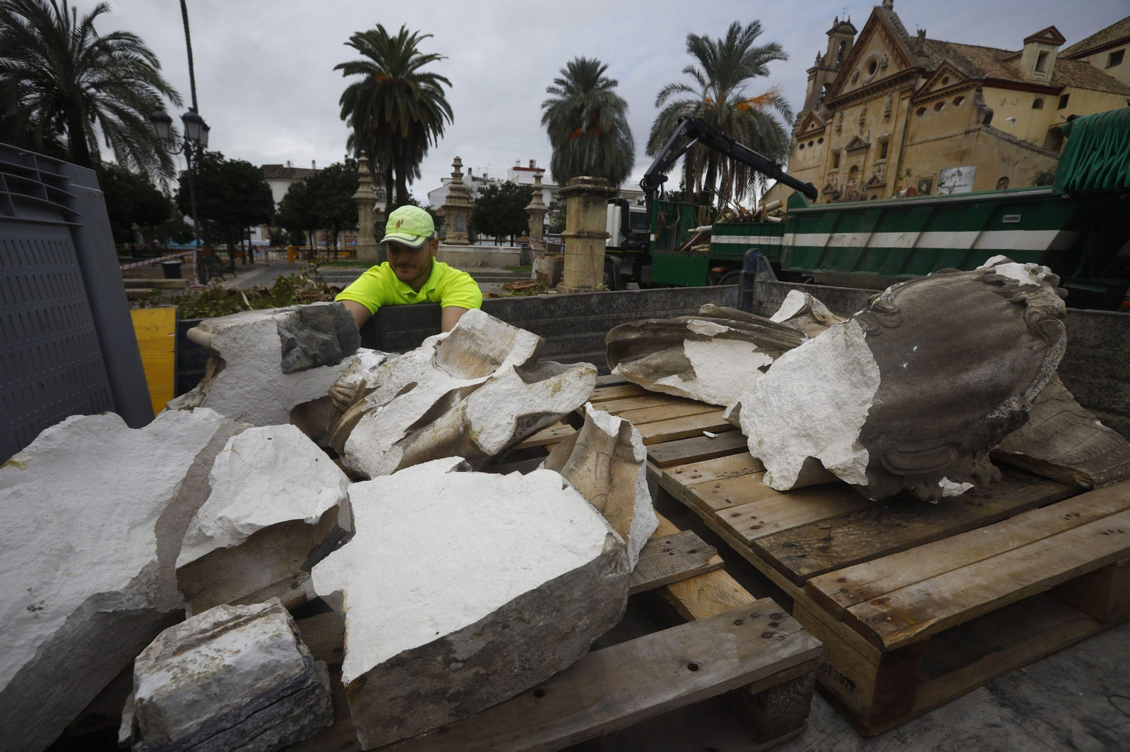 Operarios del Ayuntamiento retiran los restos del triunfo de San Rafael. Operarios del Ayuntamiento retiran los restos del triunfo de San Rafael.