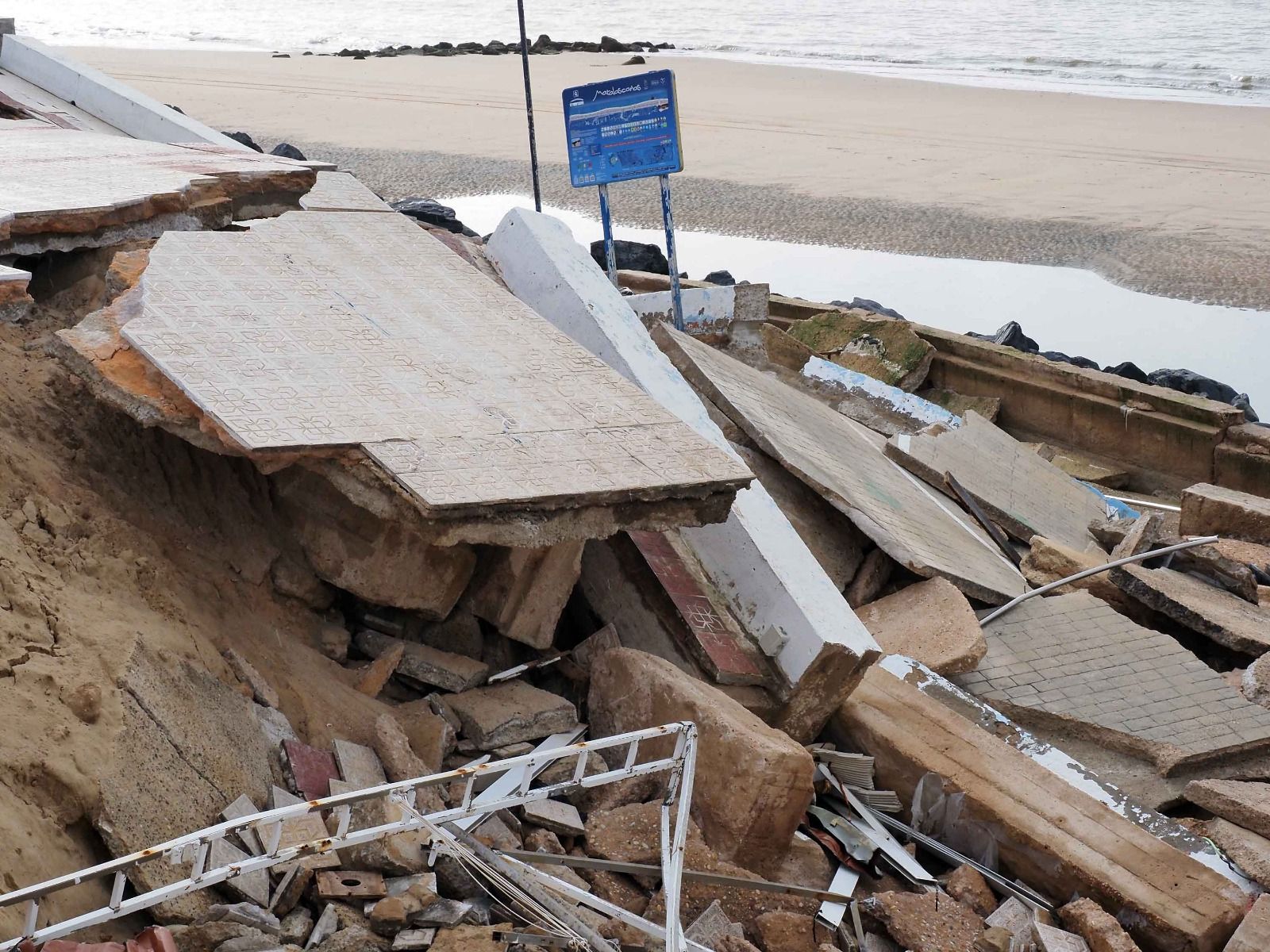 Las fotos de los destrozos del temporal en el paseo marítimo de Matalascañas