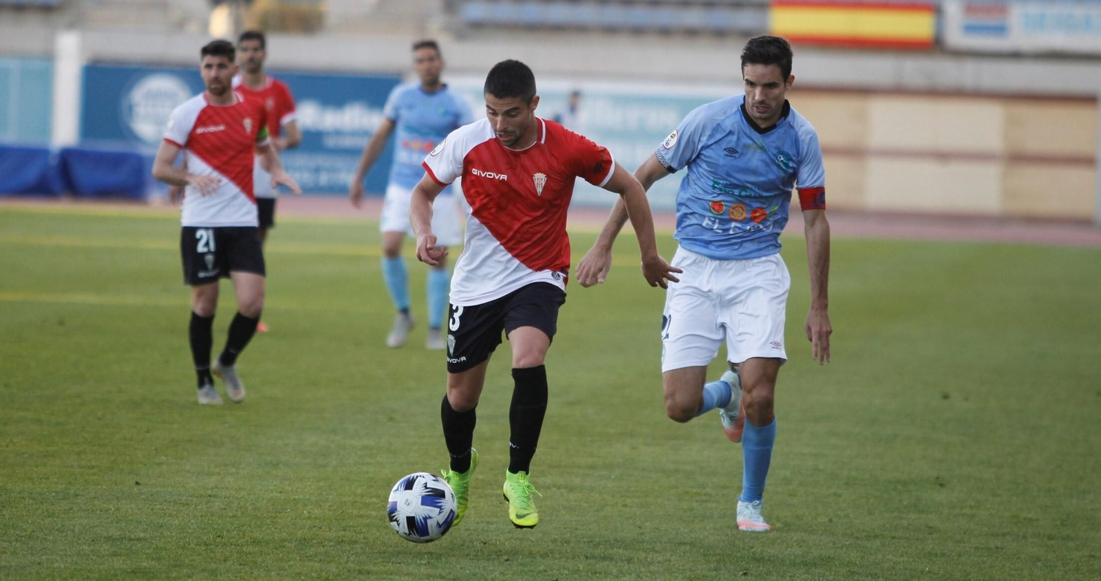 Toni Arranz persigue a Jesús Álvaro, en la última visita del Córdoba CF a El Ejido.