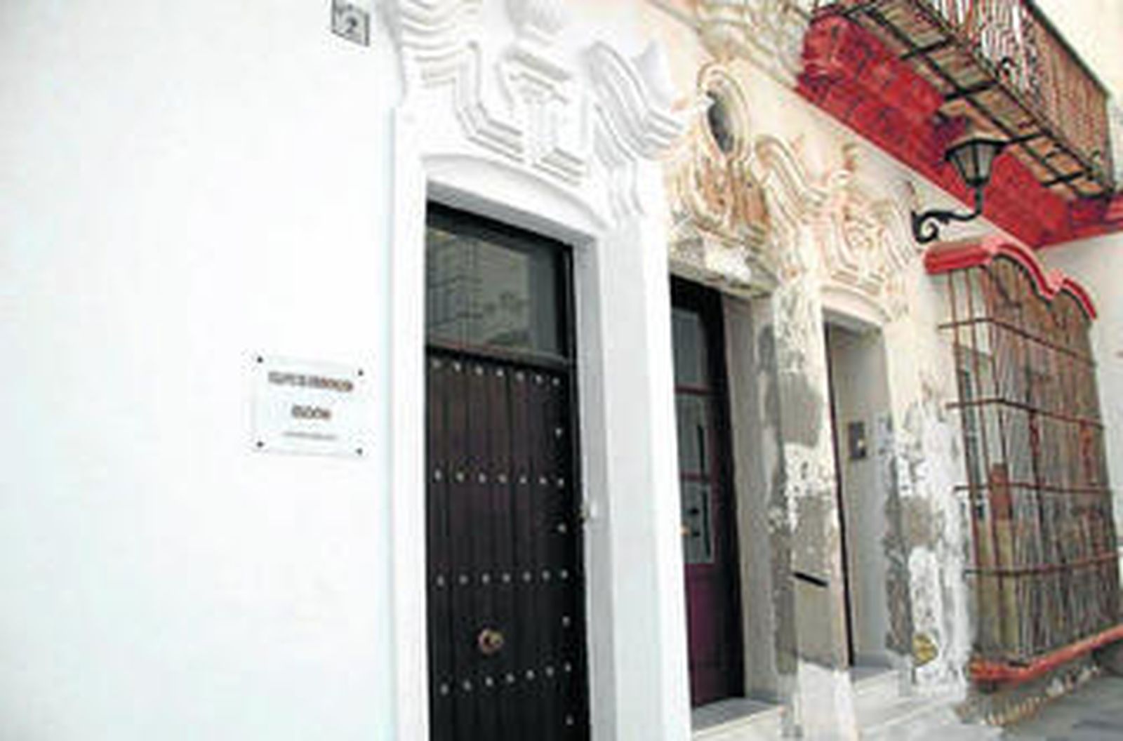 Fachada repintada del inmueble que ocupa unas dependencias de la Junta, junto a otra sin arreglar.