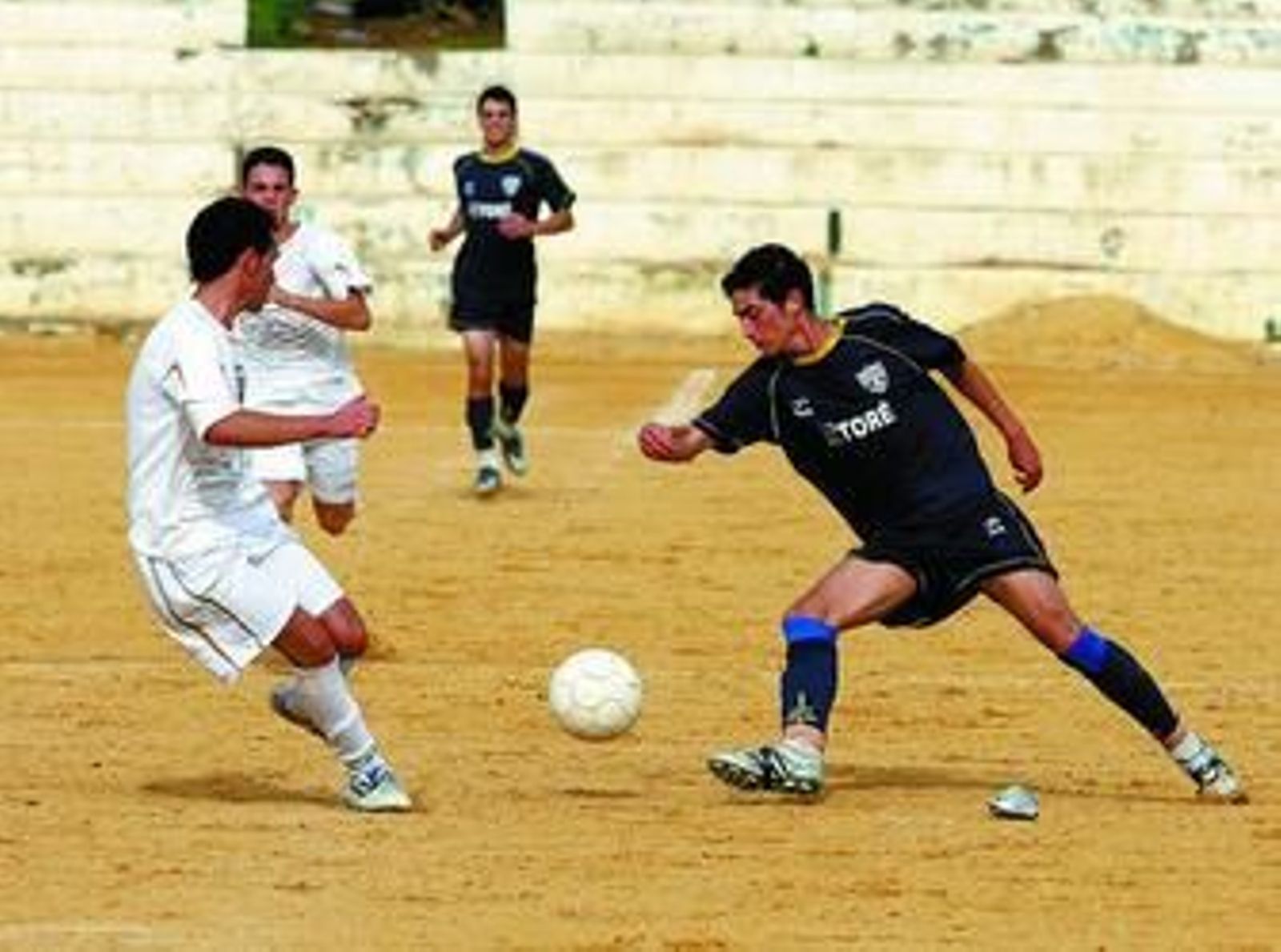 Fran, jugador del Puerto Malagueño, intenta superar con el balón a un rival del Ronda. Fran, jugador del Puerto Malagueño, intenta superar con el balón a un rival del Ronda.