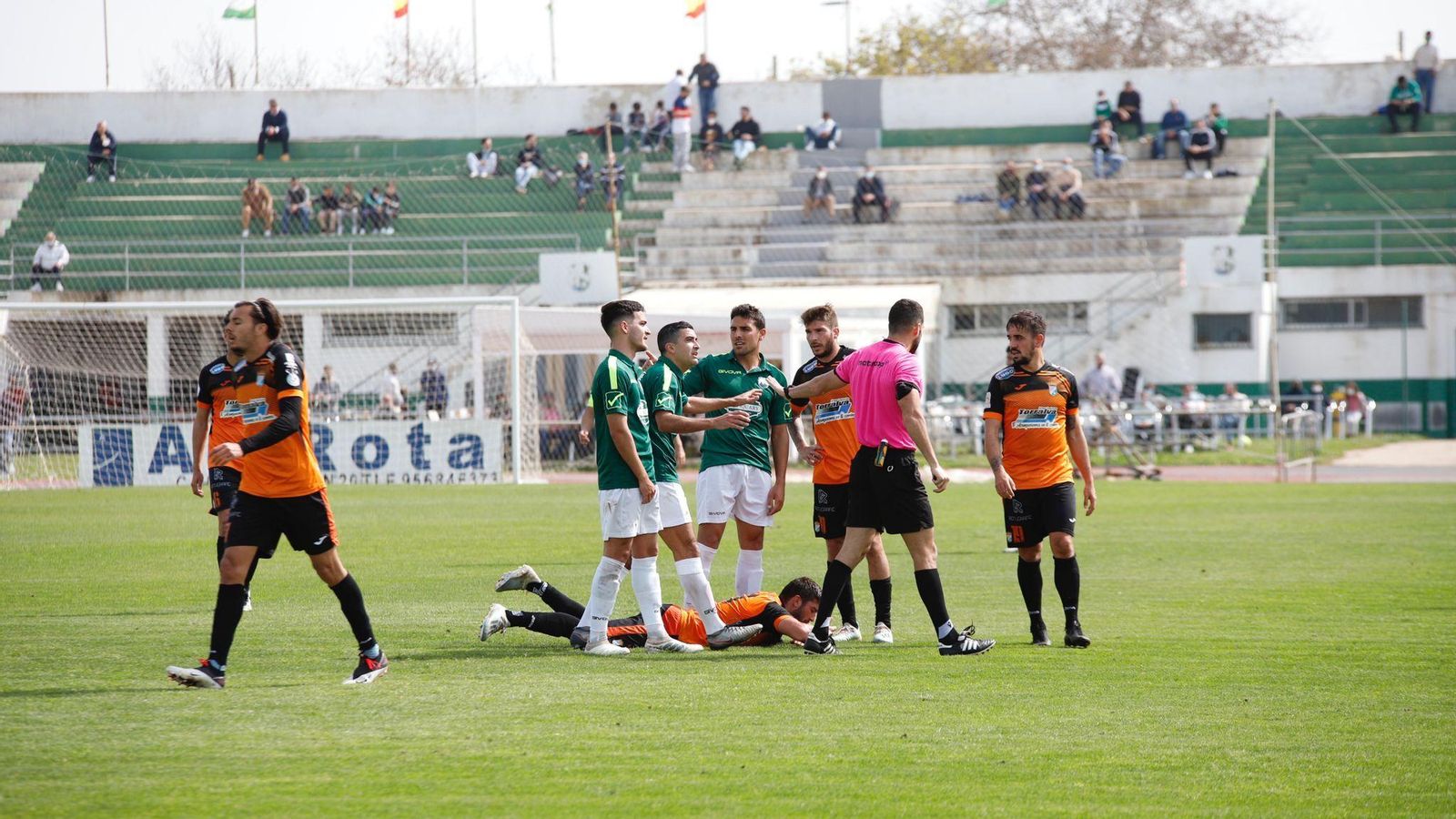 Chuma, en el suelo, se queja de una falta de Joaqui.