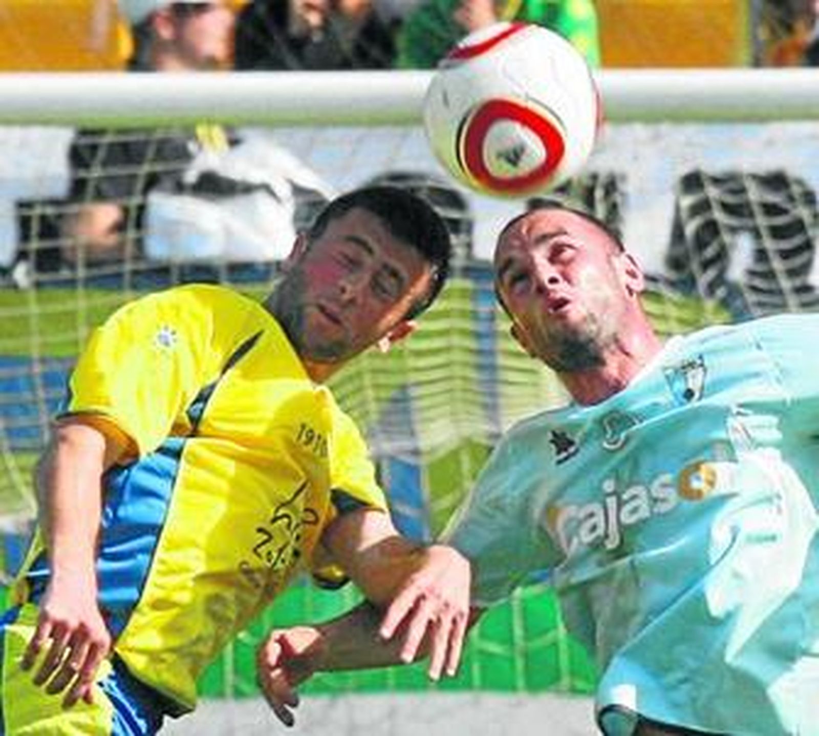 El canterano Rubén Díaz lucha con Pineda por llegar al balón en su estreno liguero con el Cádiz.
