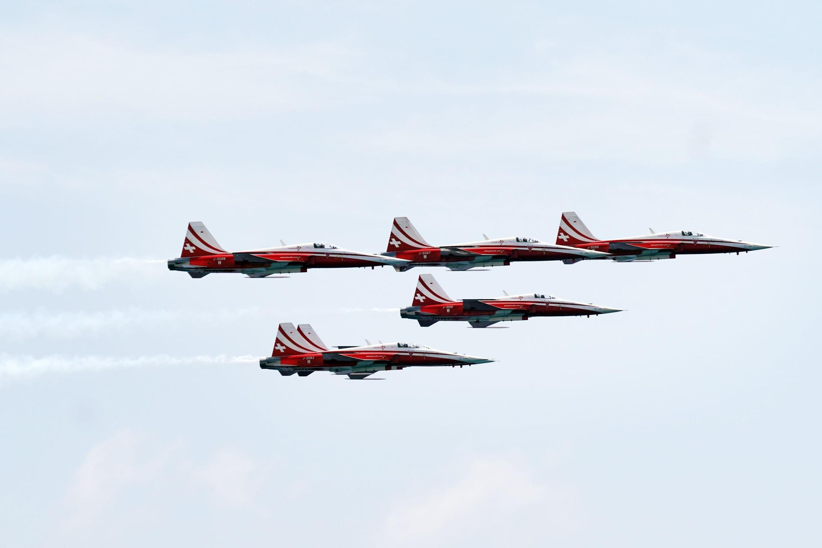 Espectaculares fotos de las acrobacias de la Patrulla Águila: cuatro décadas surcando los cielos