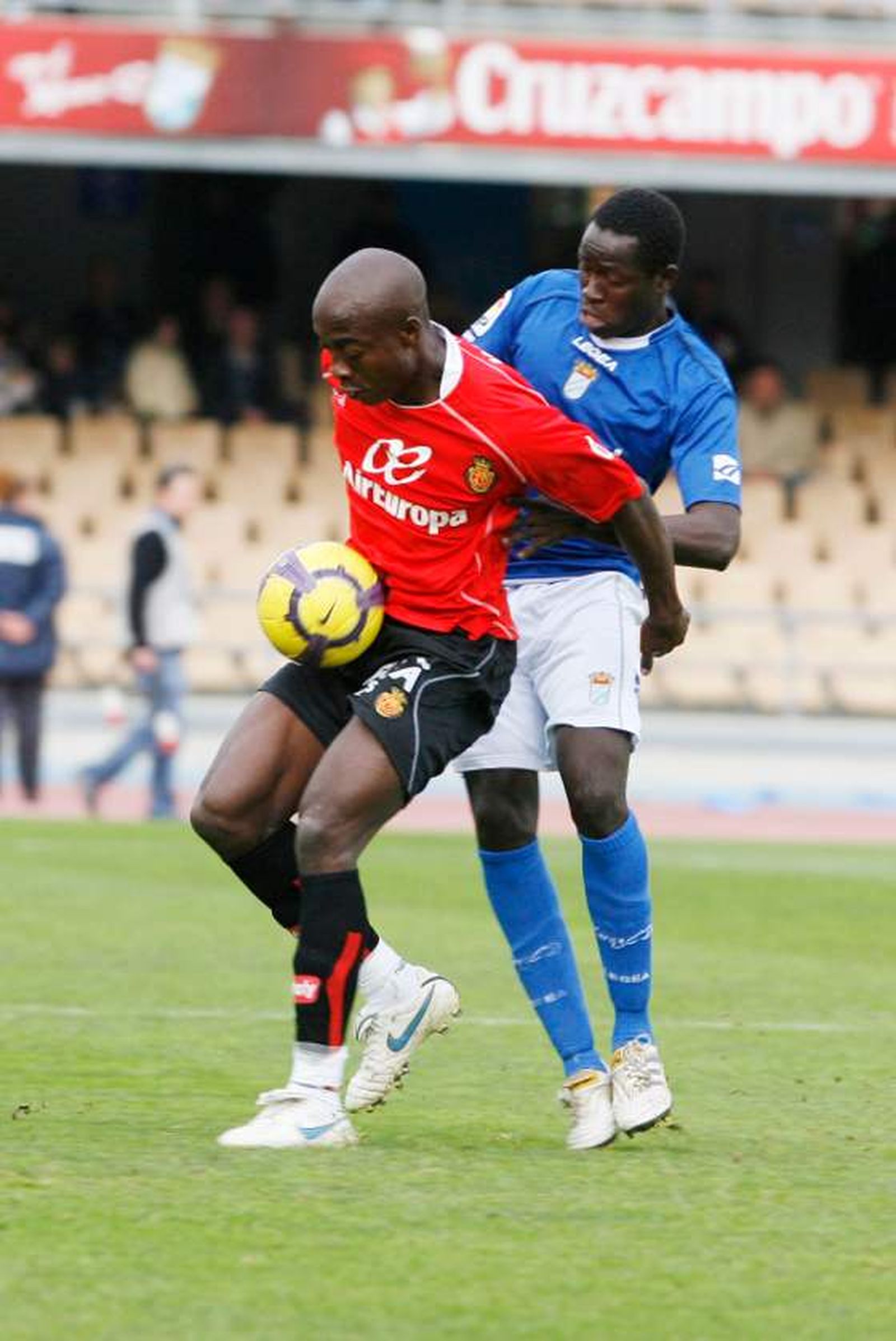 Keita presiona a Webó en un jugada en el centro del campo en la que el delantero mallorquinista bajó a recibir un balón. 

Foto: Pascual