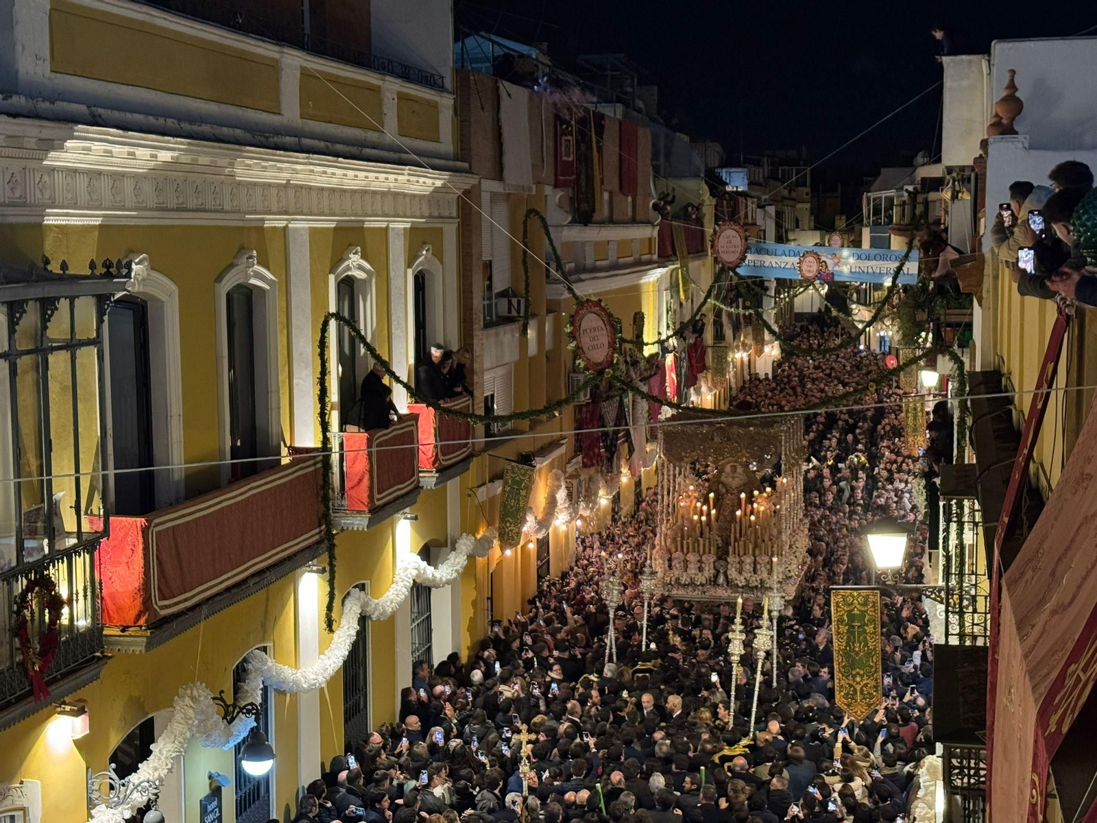 El regreso de la Macarena por la calle Parras