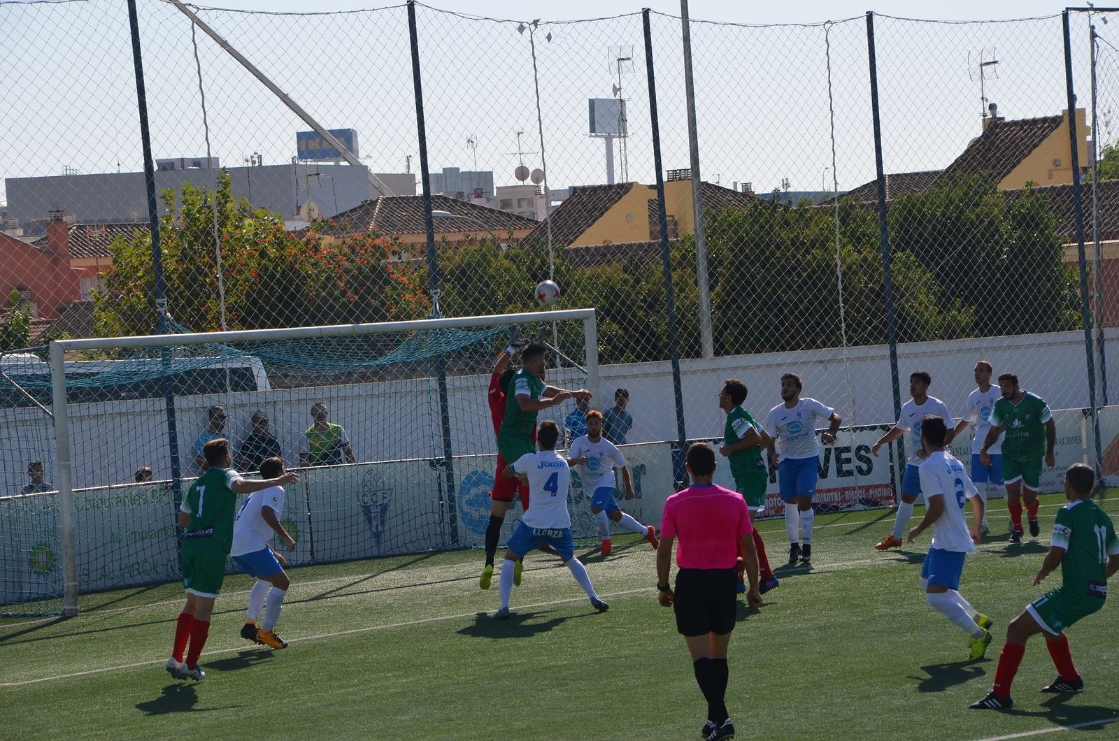 Tomás Romero, portero del Castilleja, salta para despejar un balón al que intentaba llegar de cabeza Ángel.