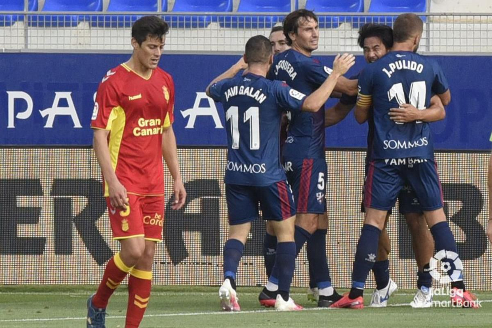 Los jugadores del Huesca se abrazan tras marcar su gol al conjunto insular.