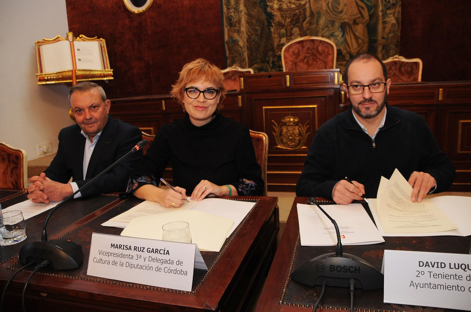 Francisco Alcalde, Marisa Ruz y David Luque, en la firma del convenio.