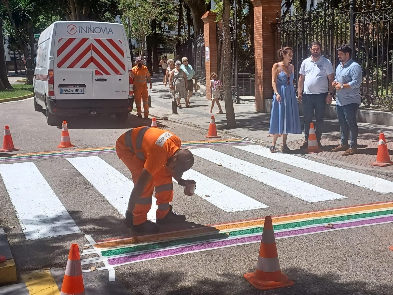 El pintado de uno de los pasos de peatones de arcoíris.