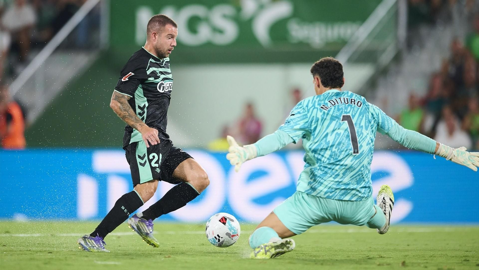 Aitor Ruibal se escapa de Dituro en la jugada que supuso el primer gol del Betis 25-26.