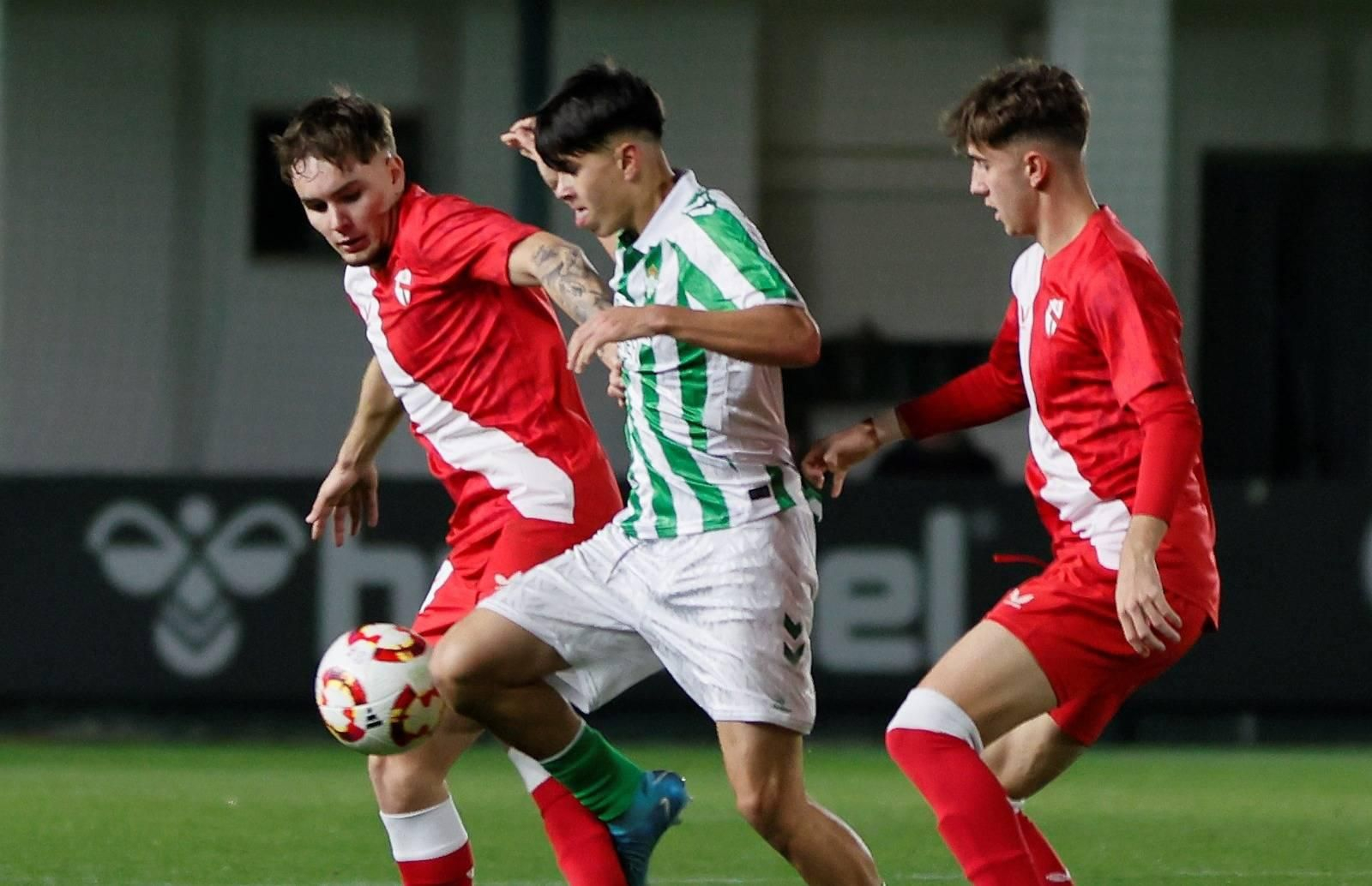 Lance del derbi de filiales entre Betis Deportivo y Sevilla Atlético