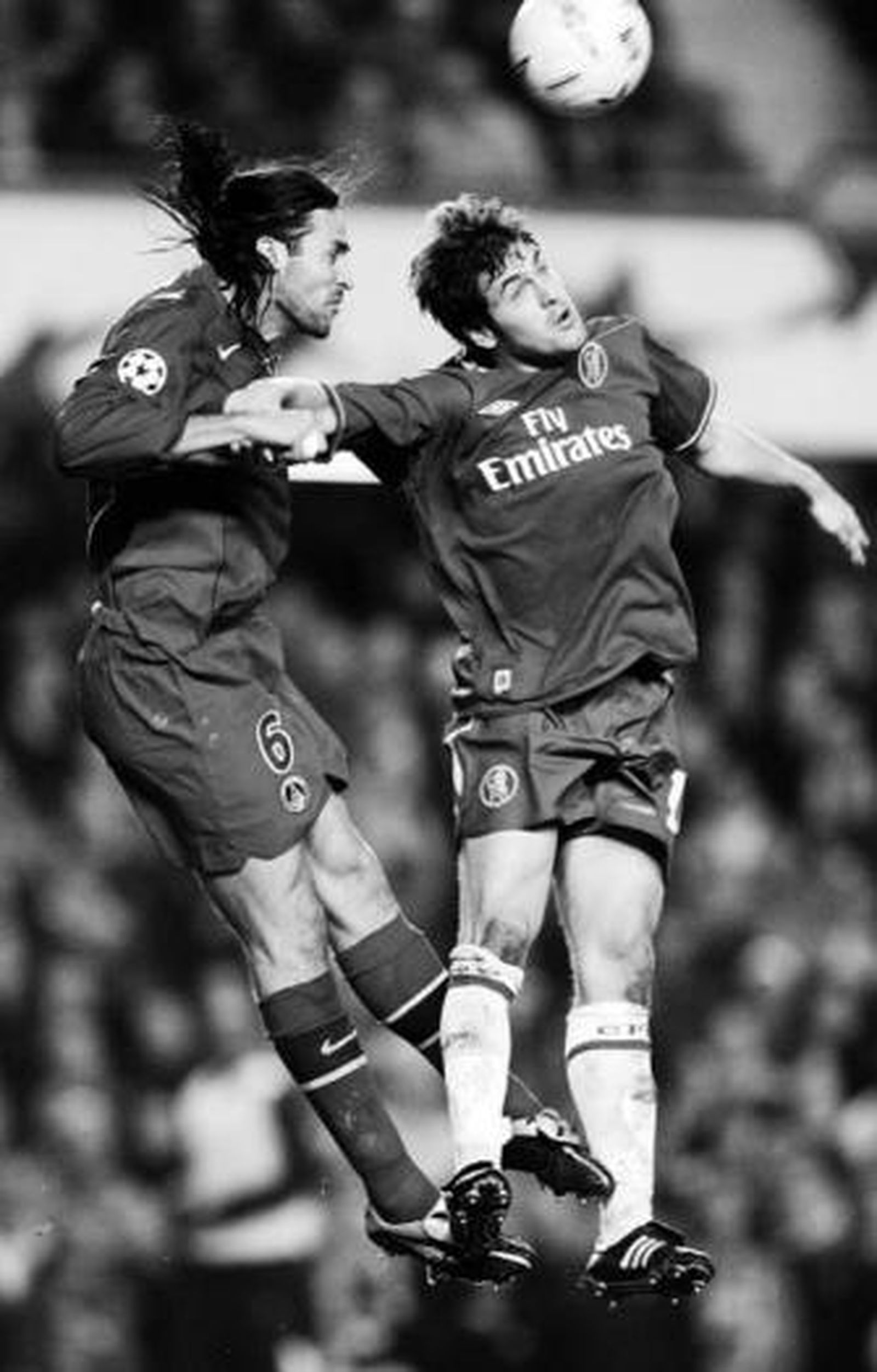 Yepes salta junto a Joe Cole, del Chelsea.