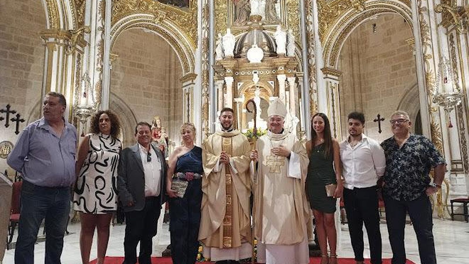 Día de su ordenación sacerdotal, con el Obispo y su familia.