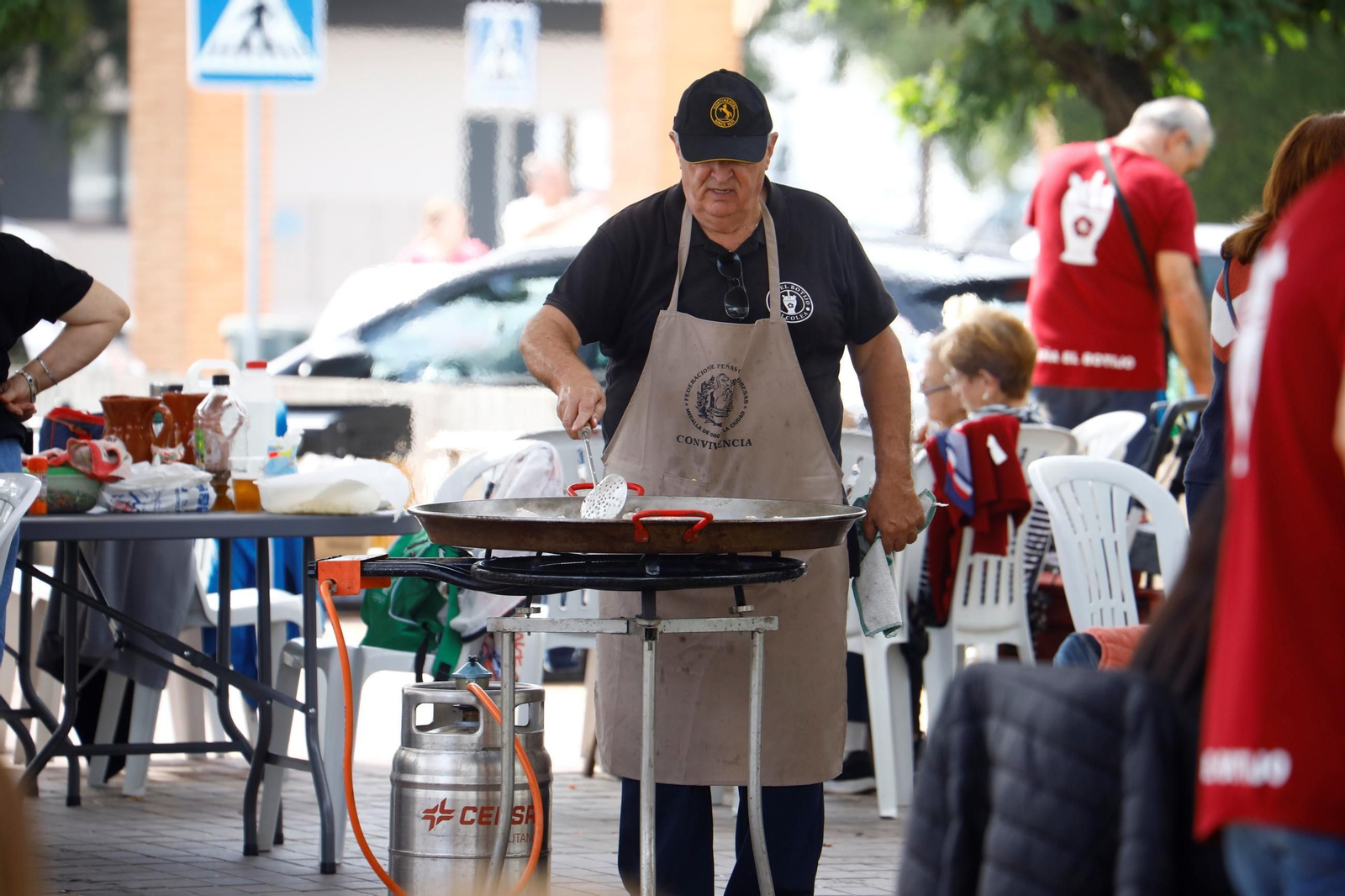 Las peñas celebran su tradicional perol en las Setas, en imágenes
