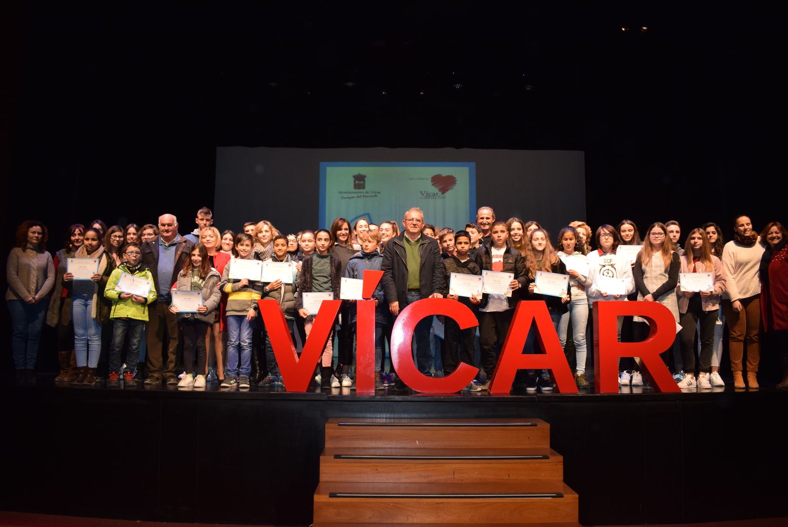 El alcalde junto a niños y niñas vicarios.