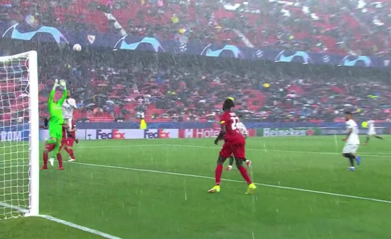 Una imagen del aguacero en el Sevilla-Salzburgo.