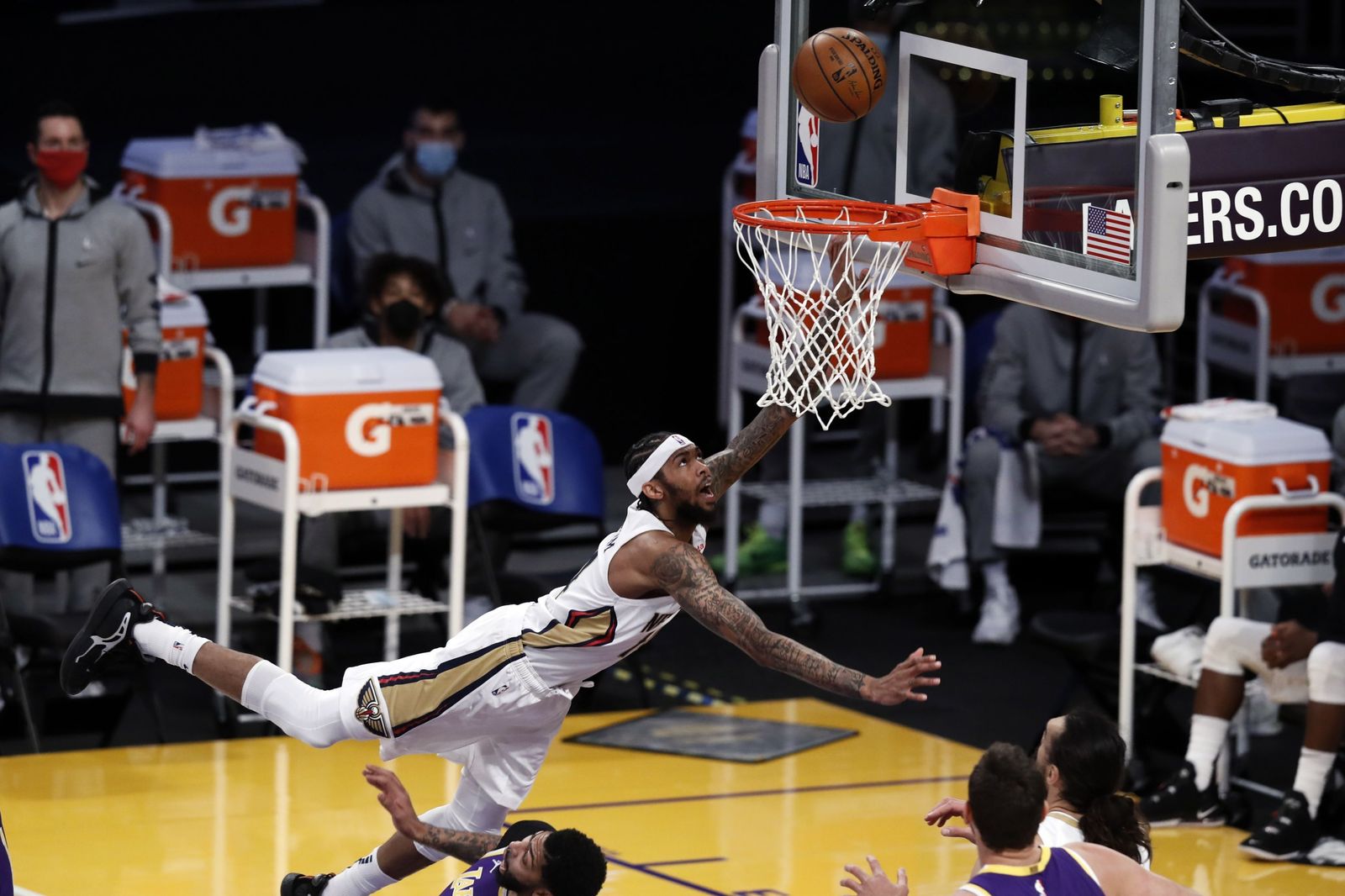 Bradon Ingram lanza a canasta.