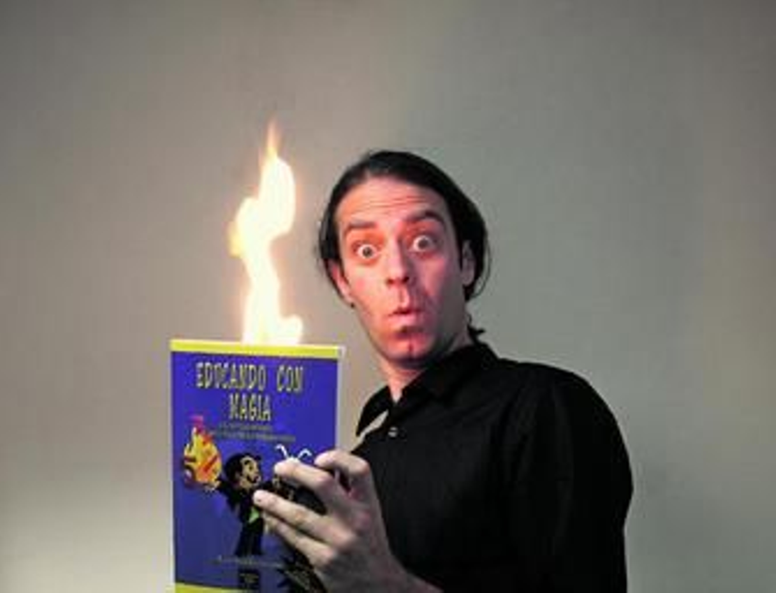 El libro. Educando con magia se presentará el próximo 7 de junio, a las 19:30, en el Teatro Cajasol, lugar donde el mago realizará un minishow.
