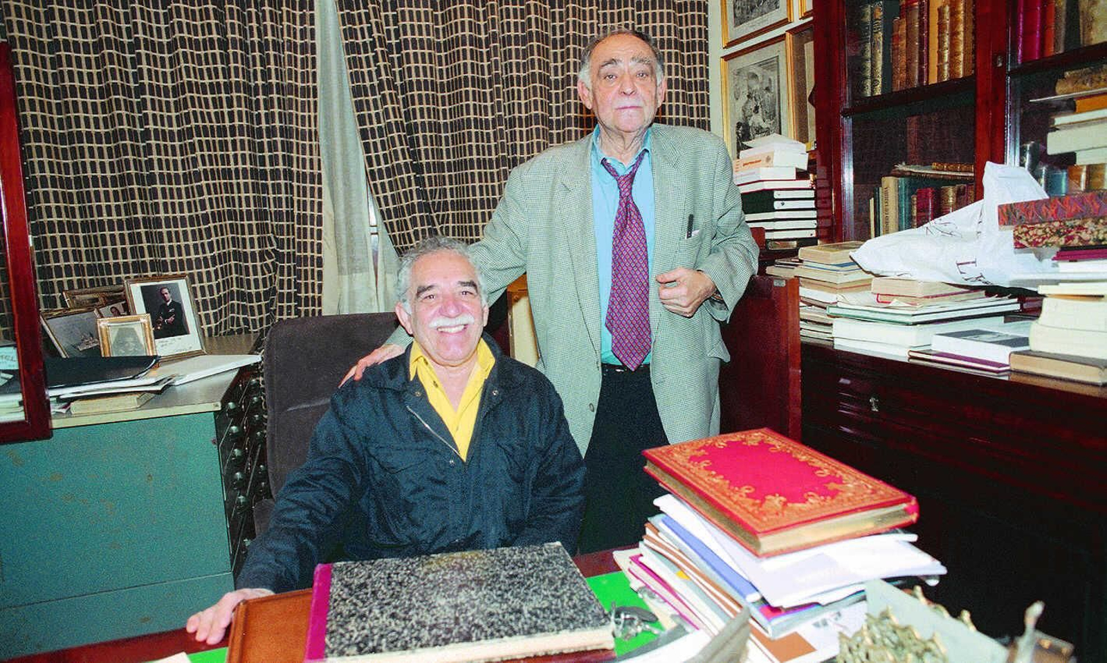 Gabriel García Márquez, con Federico Joly, en la biblioteca de éste en la plaza del Mentidero.