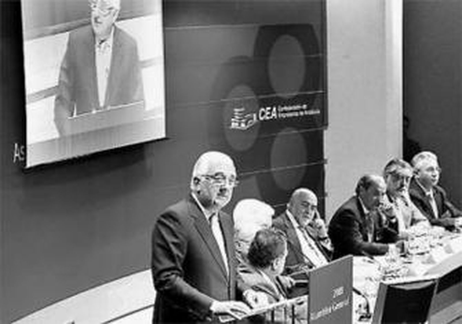 Santiago Herrero interviene en la asamblea de la CEA.